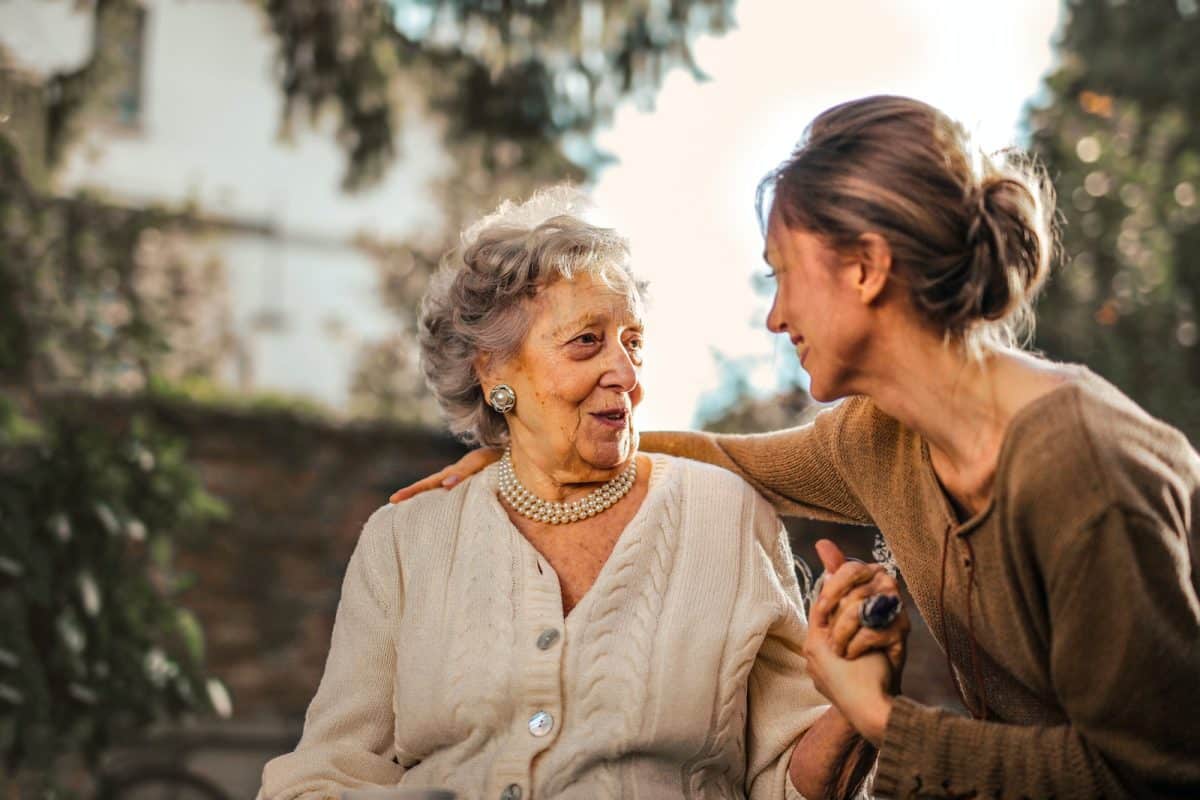 une dame en maison de retraite et sa fille