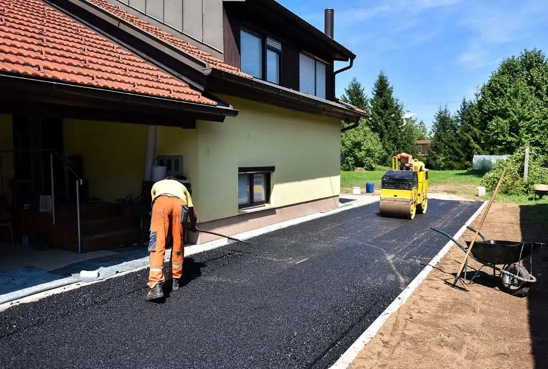 Béton désactivé gris : caractéristiques, prix au m2 et conseils de pose pour un aménagement extérieur moderne