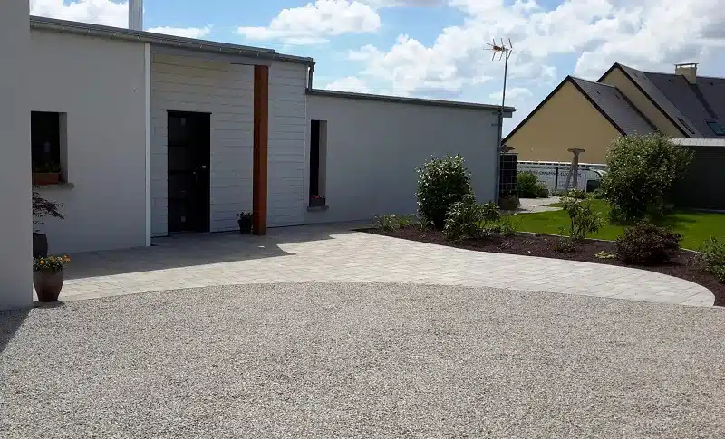 Béton désactivé gris : caractéristiques, prix au m2 et conseils de pose pour un aménagement extérieur moderne