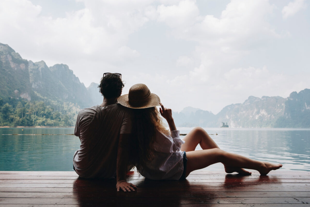 Femme relaxante sur les genoux de son petit ami
