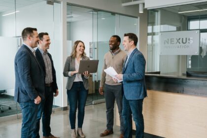 Groupe de professionnels souriants dans un bureau moderne