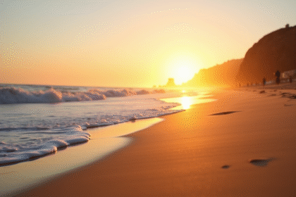 Plage dorée à Costa da Caparica au lever du soleil
