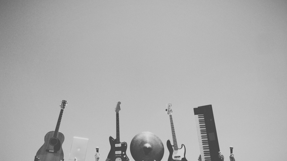 plusieurs instruments de musique en noir et blanc